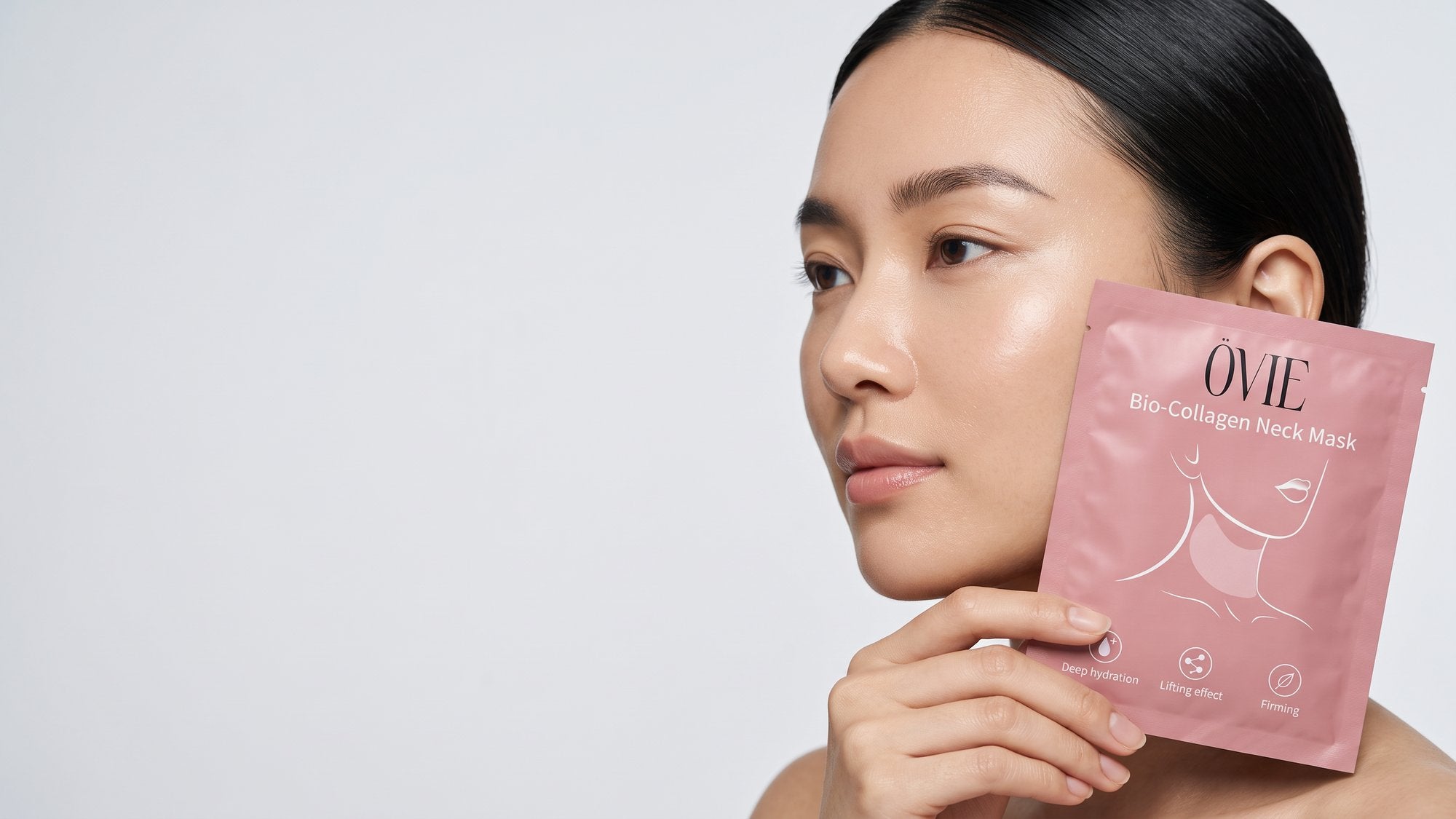Woman wearing the ÖVIE marine collagen neck mask