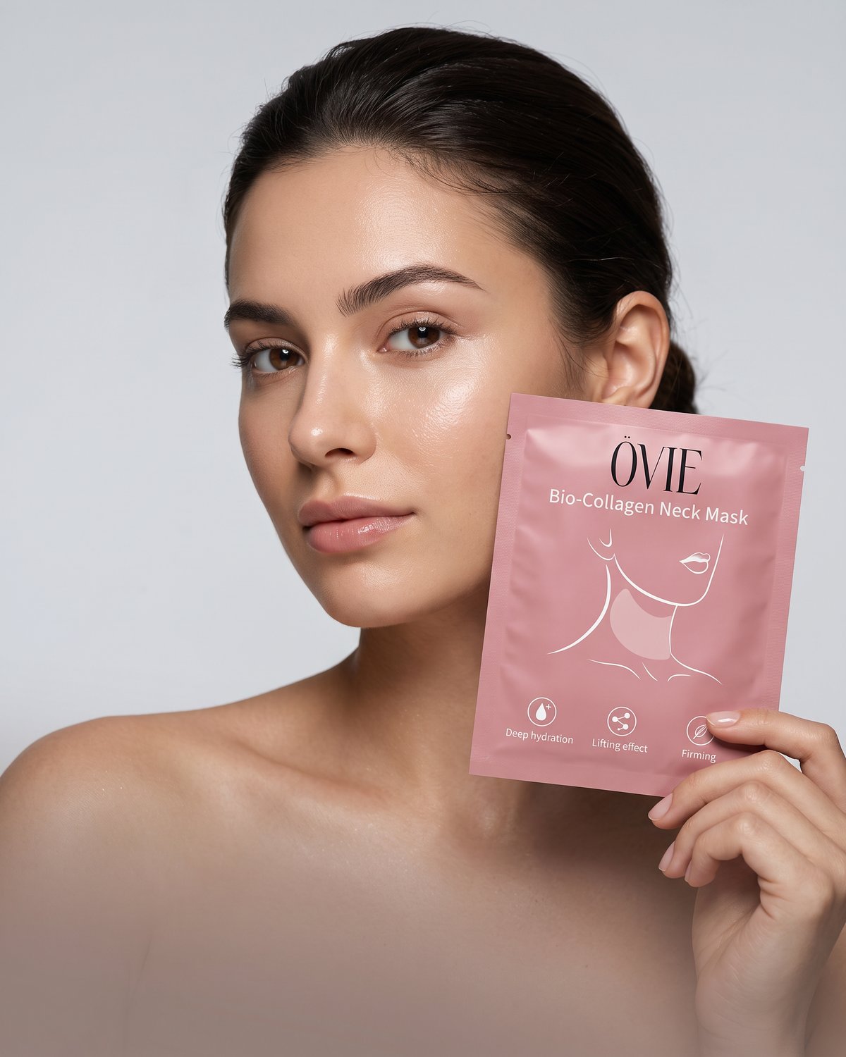 Woman wearing the ÖVIE marine collagen neck mask